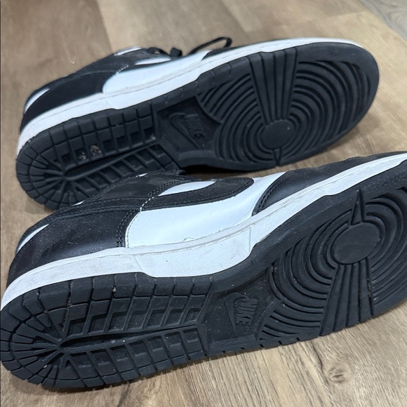 Nike Men's Classic Black and White Sneakers - Picture 9 of 14